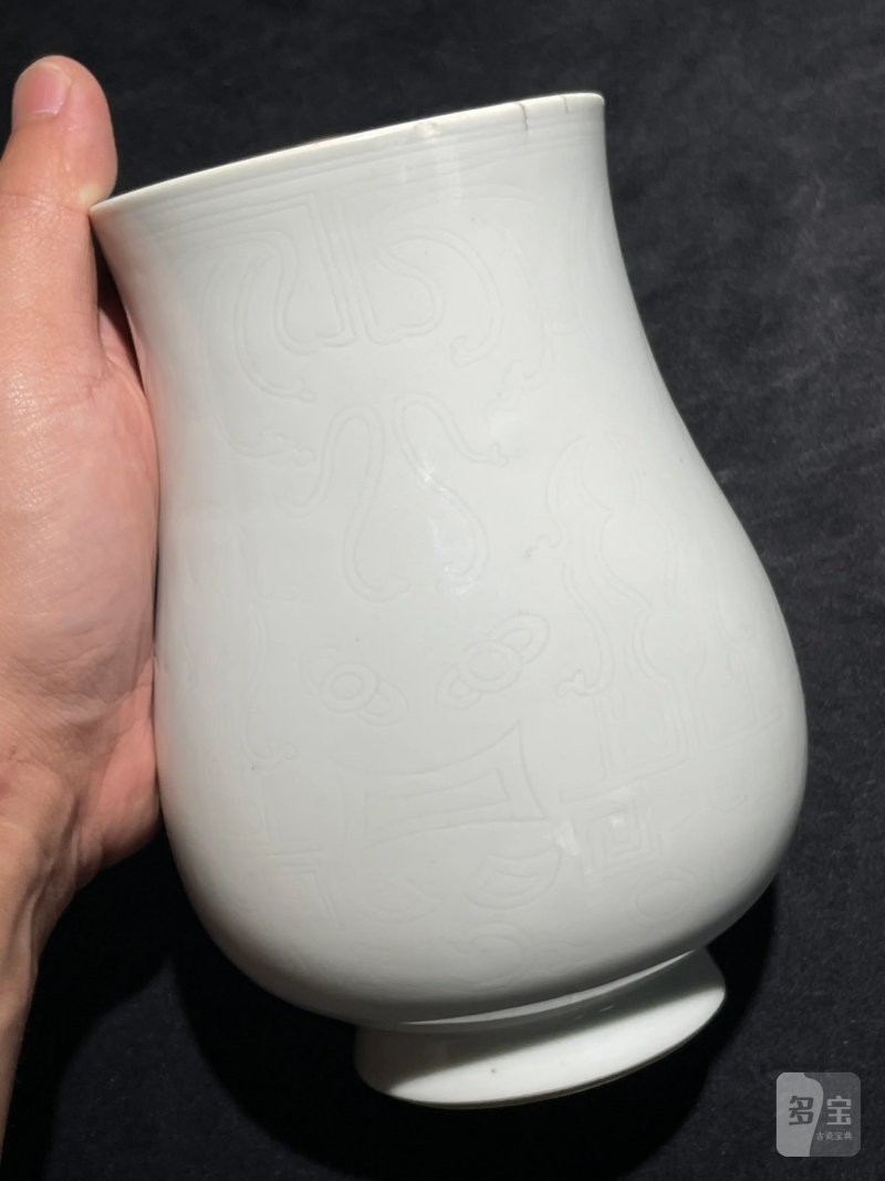 清康熙 白釉暗刻饕餮纹觯式尊 - 图4